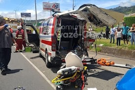 Reportan dos cruzrojistas y una paciente en condición crítica luego de que tráiler chocó contra ambulancia en Cartago