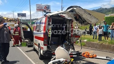 Reportan dos cruzrojistas y una paciente en condición crítica luego de que tráiler chocó contra ambulancia en Cartago