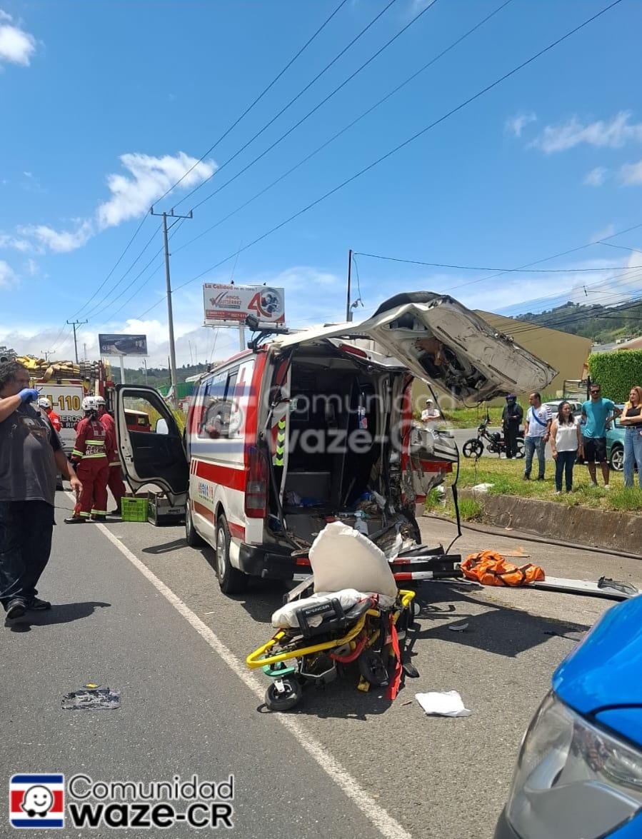 Tres de las cuatro persona que viajaban en la ambulancia fueron trasladadas en condición crítica. Foto Waze CR.