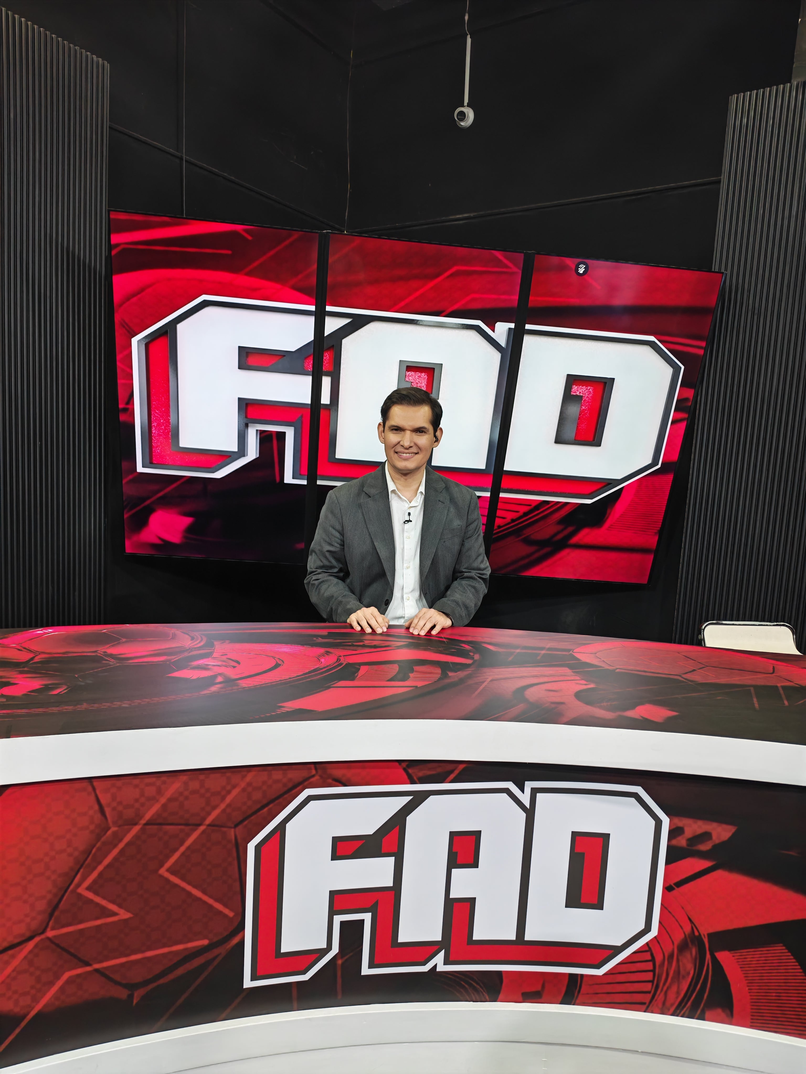 चॅनल 8 वर फुटबॉल अल दिया मधील क्रीडा पत्रकार जोस पाब्लो अल्फारो रोजास.