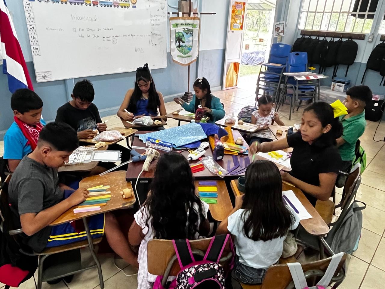 Clara Idalia García camina, cruza el río en panga y sigue en moto para llegar a la escuela de Copalchí, en Sarapiquí, donde enseña a 11 niños de primero a sexto grado