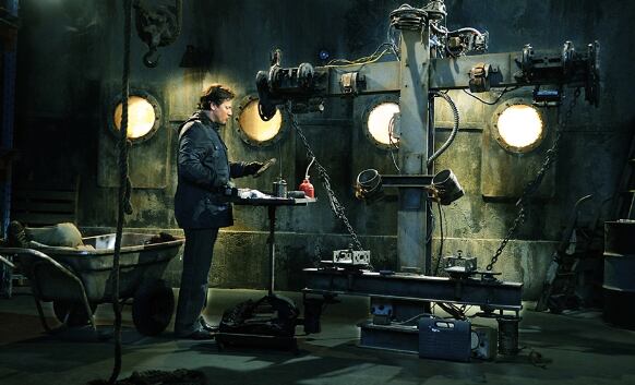 Típico de las películas de 'Saw', la escena de la trampa del péndulo pone a dos personas que se odian en una circunstancia de vida o muerte.