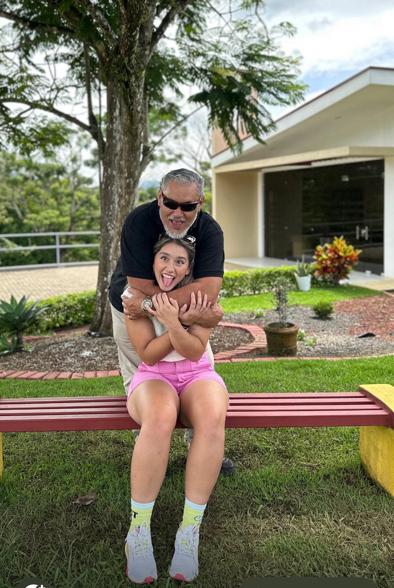 Sharon Corrales con su padre, Hernán