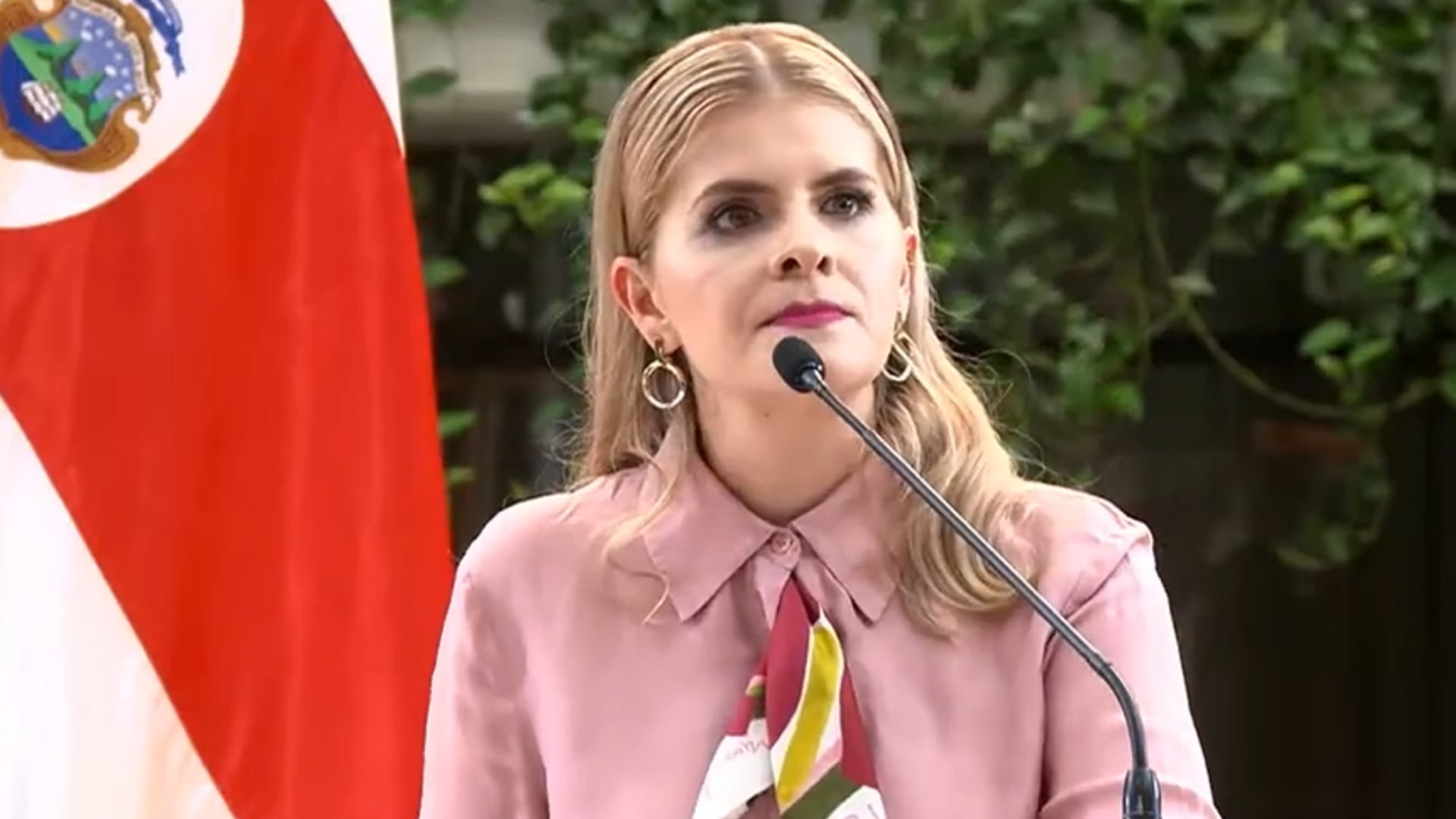 La presidenta Laura Fernández defendió los ajustes al presupuesto nacional ante la disminución de los ingresos del Estado y descartó recurrir a un mayor endeudamiento.