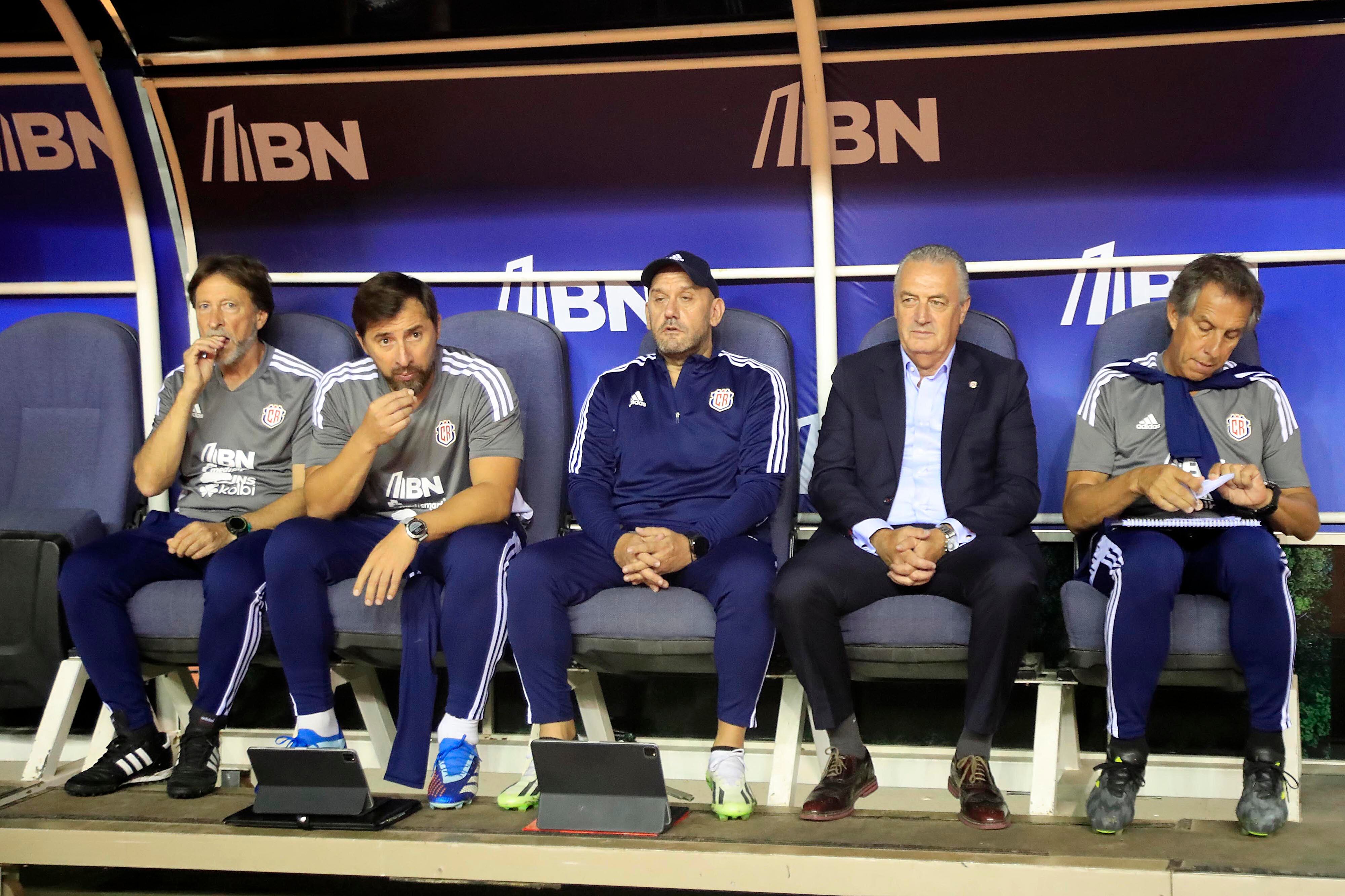 El técnido de la Selección Mayor Masculina, Gustavo Alfaro, y su cuerpo técnico, laboran en el país sin tener los permisos de trabajo al día. Ellos fueron presentados en sus cargos el 9 de noviembre anterior.