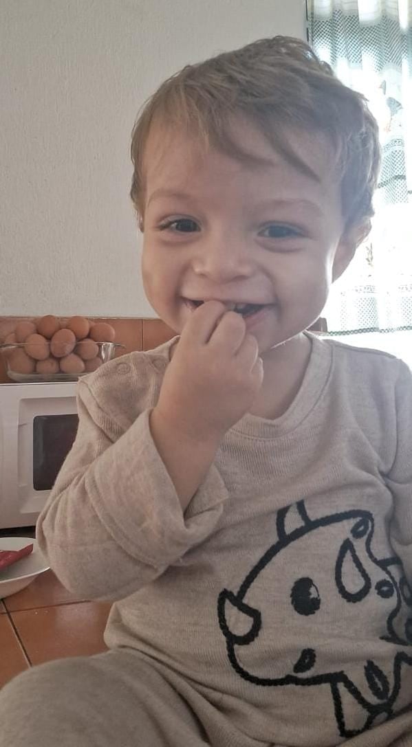 Ese pequeñito, quien nació el 14 de setiembre del 2022 en Alajuela, se llama Julián Alvarado Castro. De cariño le dicen Juli. La mamá de Juli es doña Emily Castro. El bebé nació con un problema en el corazón y ocupa 80 mil euros para ser operado en  España