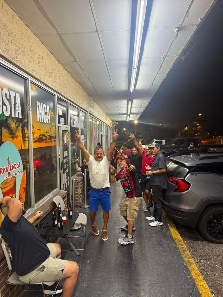 Henry Barrantes , de Guanacaste, alistó su restaurante (Pura Vida) en Orlando en un punto de encuentro para los costarricenses, donde el chifrijo, el cantonés y el fresco de cas ya acompañan la Copa Mundial de la FIFA 2026.