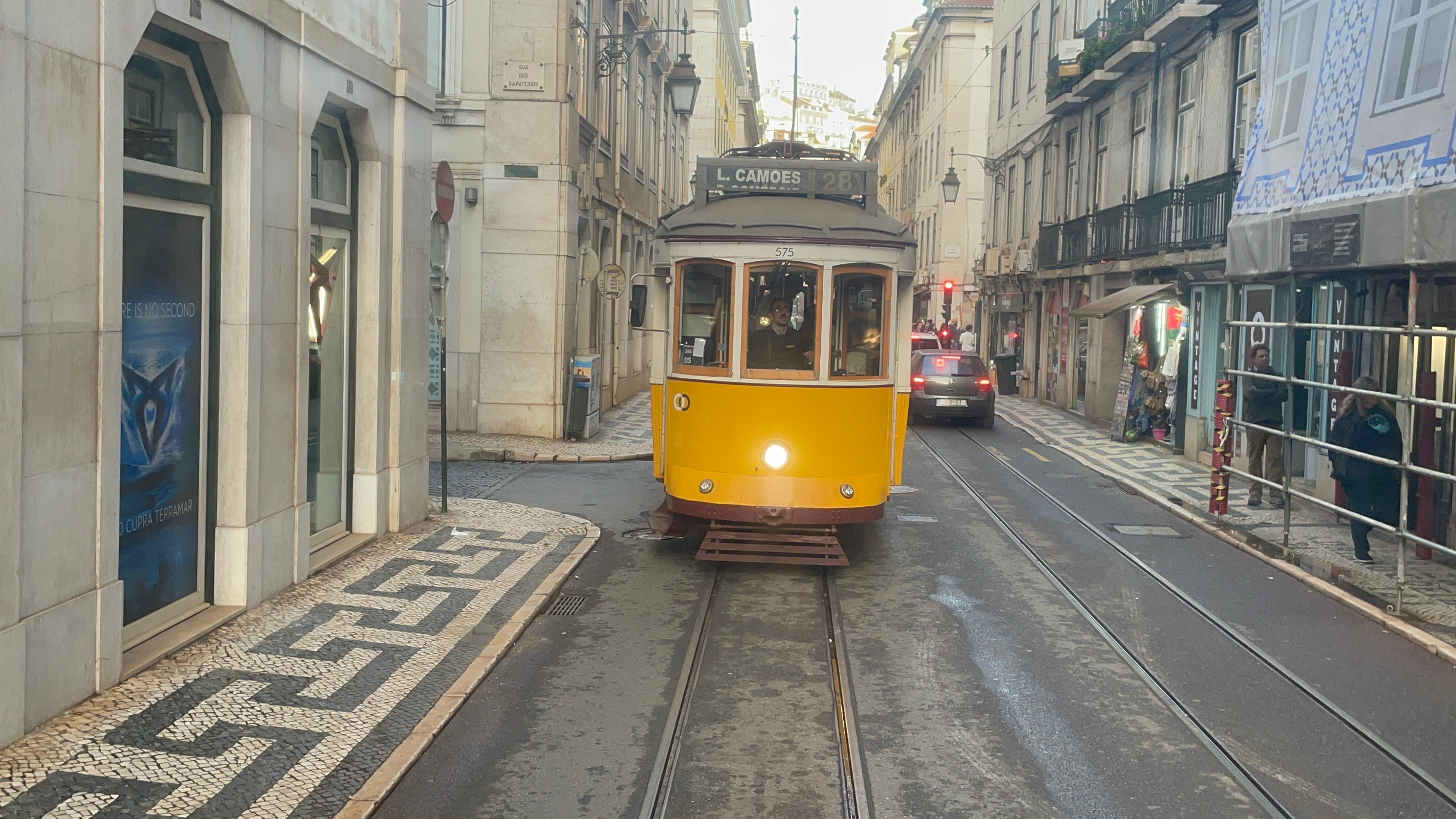 Dar un paseo en tranvía es uno de los imperdibles en Lisboa, Portugal.