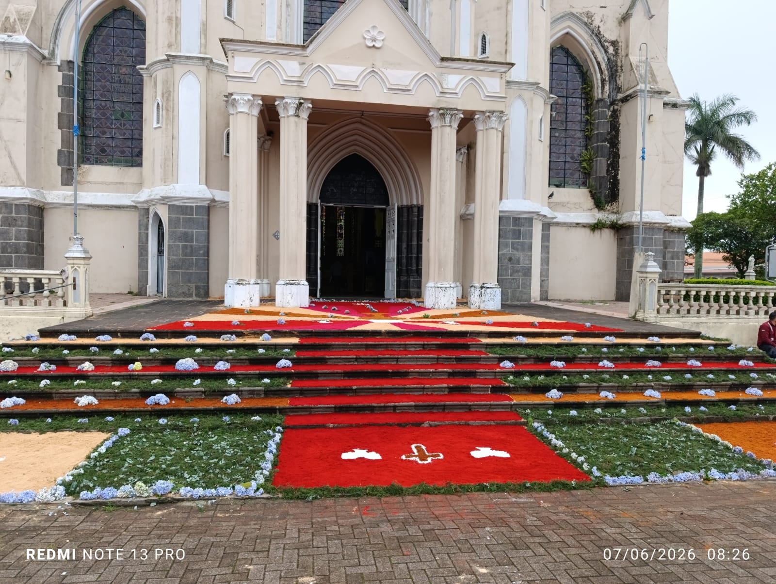La celebración de Corpus Christi, desde la madrugada del domingo 7 de junio decenas de vecinos trabajaban contra reloj para convertir las calles alrededor del templo de San Rafael Arcángel de Heredia en una verdadera alfombra de fe, color y tradición. Mauricio Campos fue uno de ellos.