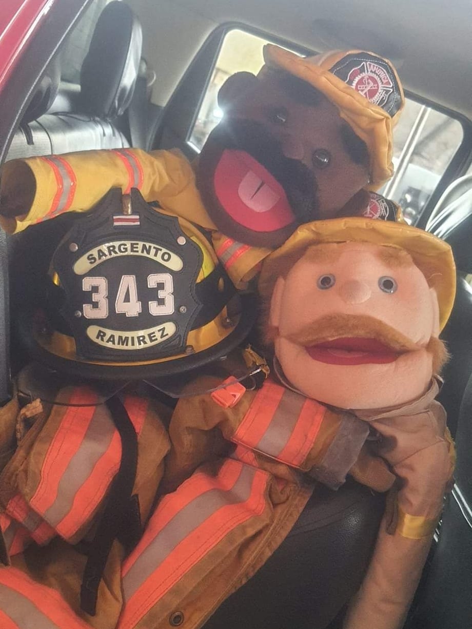 Tavito y Monchito son dos bomberos muy especiales, muy dedicados y con una misión muy especial: prevenir a los niños para que ninguno se queme en un incendio