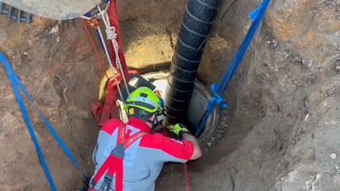 Trabajador atrapado en pozo recibe oxígeno por medio de dos tubos de ventilación