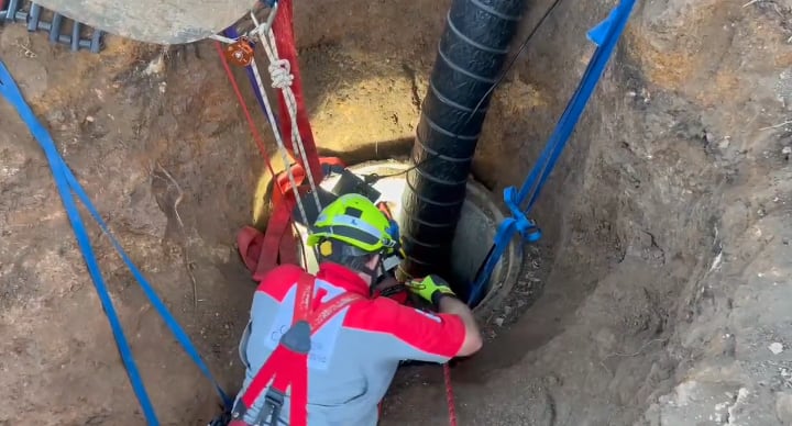 Dos tubos de ventilación le llevaron oxígeno a un trabajador que quedó atrapado en un pozo en Tabarcia de Mora.  Foto: Cruz Roja