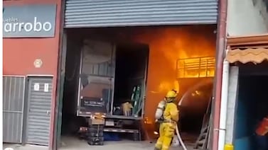Fuego se apoderó de una mueblería en Patarrá y los bomberos evitaron que las llamas alcanzaran estructuras vecinas