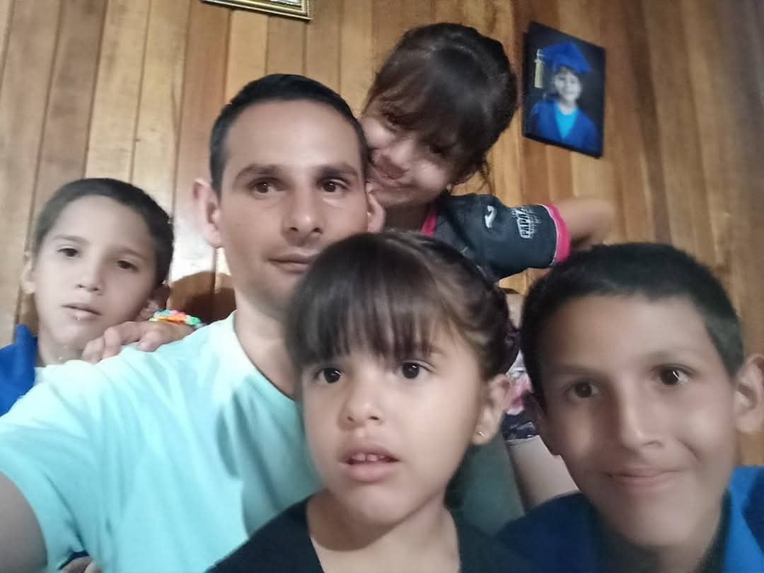 Para Allan Miranda no había un tesoro más grande que sus cuatro hijos. Foto autorizada por Estefanía Miranda.