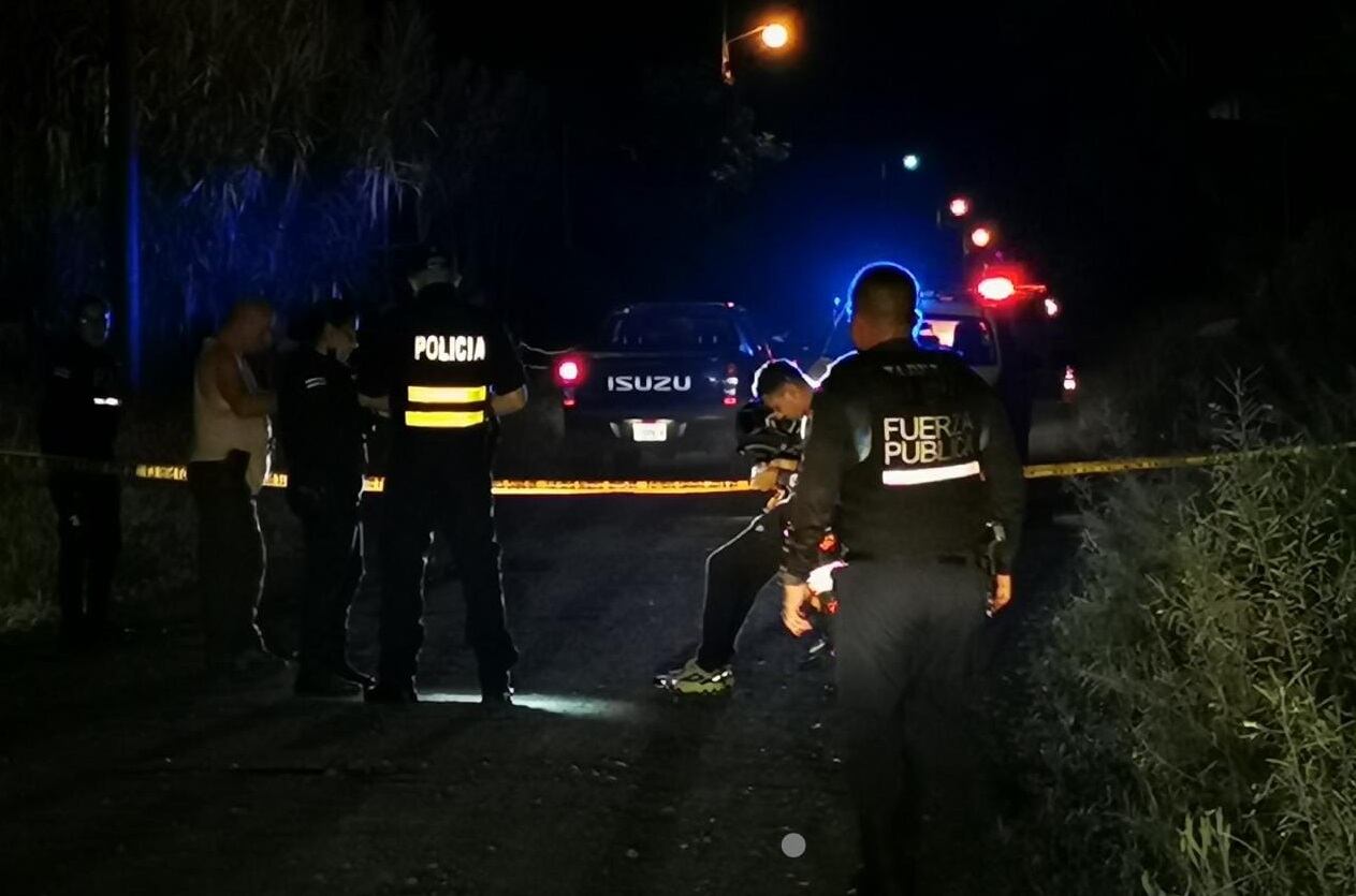 Dos hombres fueron asesinados a balazos en Pococí. Foto Reyner Montero.