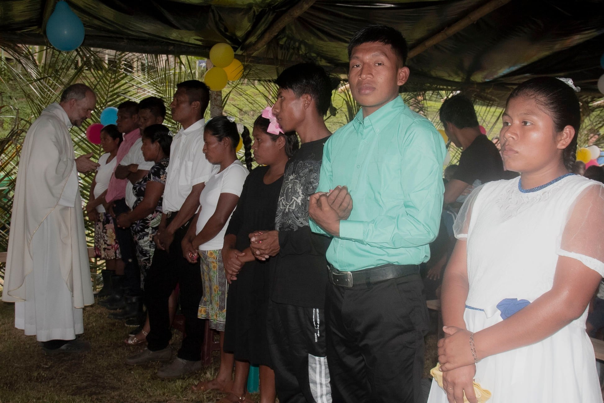 Desde antes de la pandemia, 30 parejas del pueblo indígena Cabécar, del Valle La Estrella, en Talamanca, Limón, le informaron a la iglesia católica que querían cumplir con el sacramento del matrimonio y se casaron el pasado 23 de abril: 9 en Alto Cuen y 21 en Bella Vista.