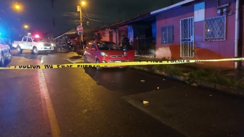 Un muchacho fue asesinado de múltiples balazos especialmente en la cara y en el tórax, el ataque ocurrió cuando él estaba dentro de un carro en Cristo Rey, San José. Foto: Cortesía para LT