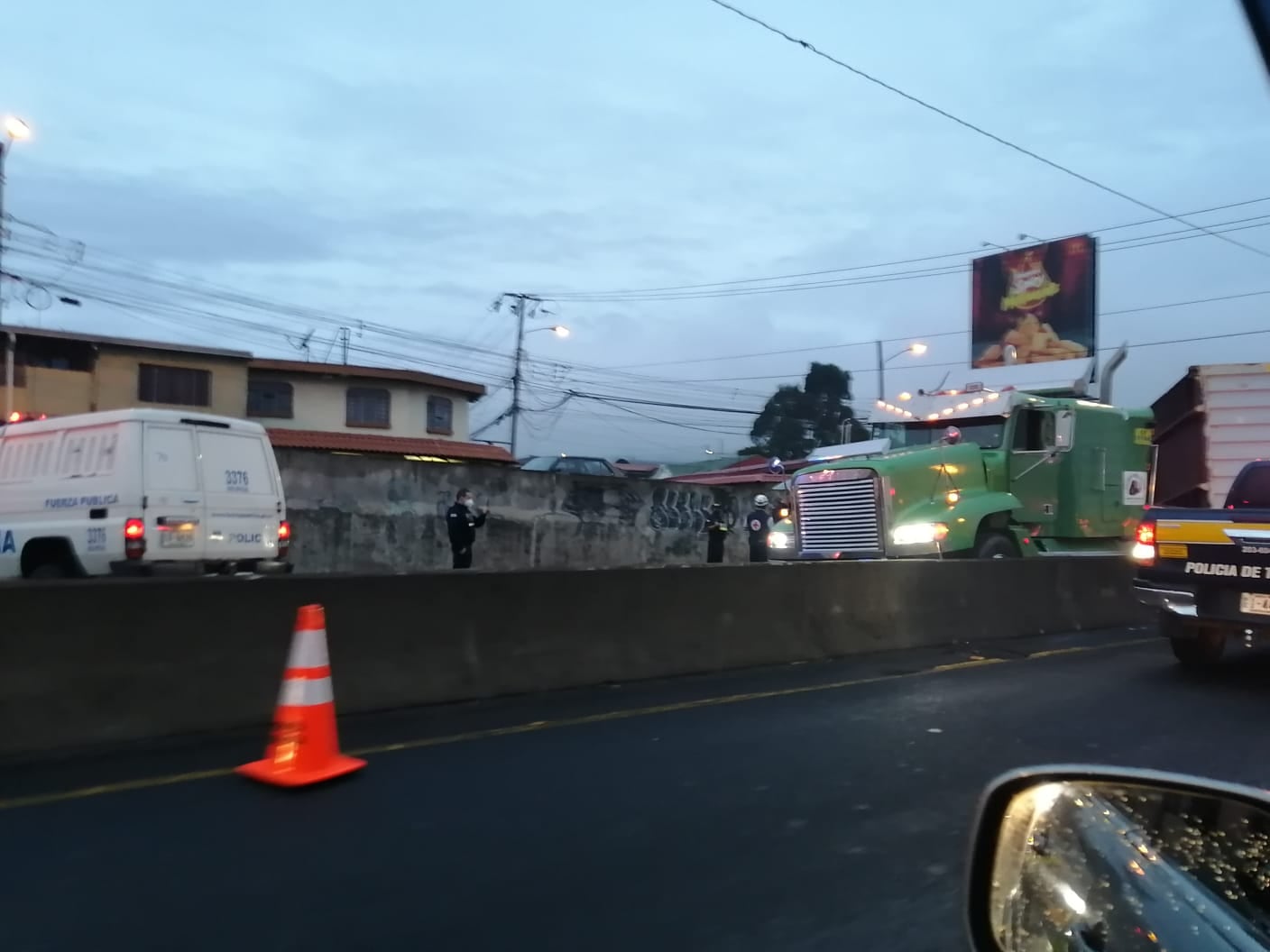 Trailero muere en Circunvalación tras ser golpeado por contenedor que transportaba. Foto cortesía.