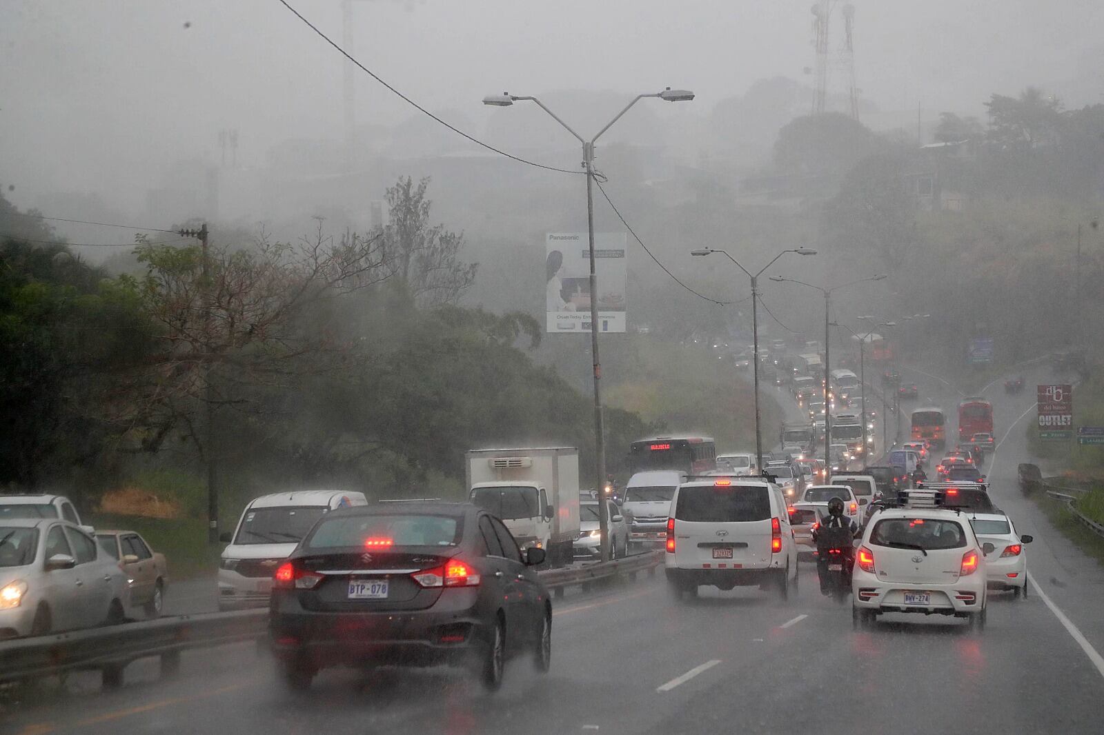 A las 4 p. m. en las inmediaciones del Hotel San José Palacio, La Uruca, la lluvia obligó a los conductores de carros a encender las luces. Foto: Rafael Pacheco.