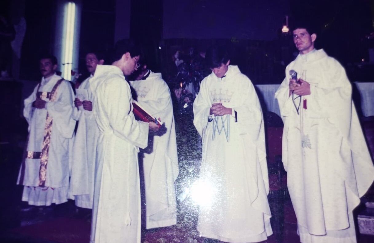 Álvaro Blanco de 62 años, vive en Ciudad Quesada en San Carlos de Alajuela, estudio teología y durante 21 años fue sacerdote en las parroquias de Santa Rosa de Pocosol, Boca Arenal, San Roque, Venecia y en el centro del cantón