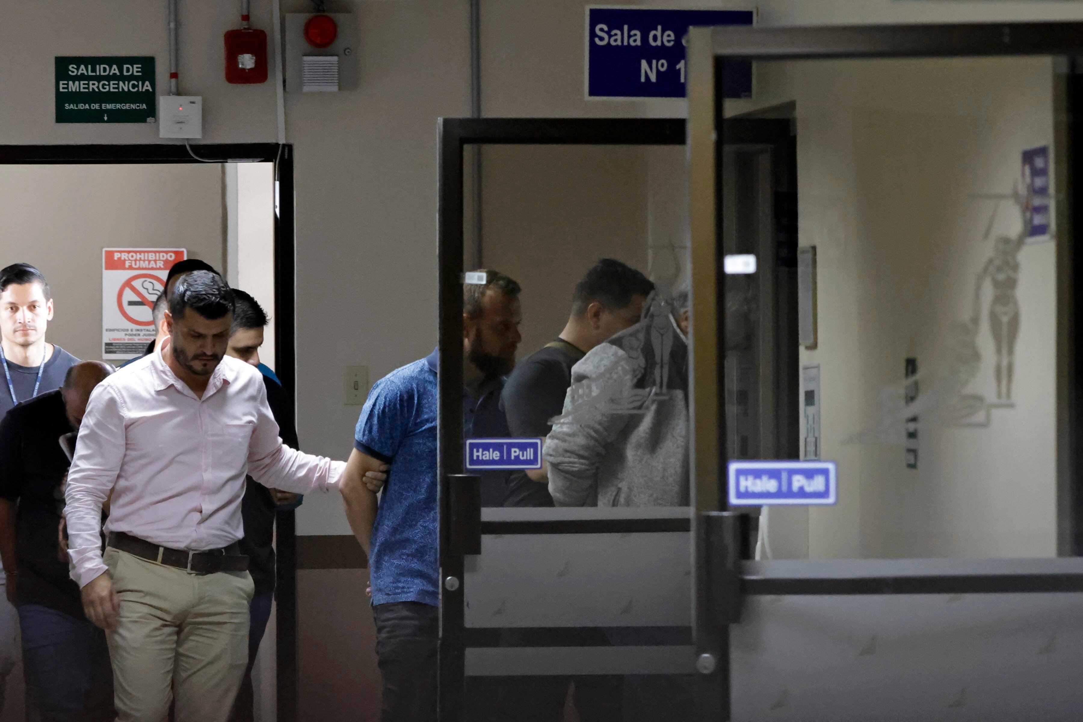 09/11/2023. Segundo Circuito Judicial, Goicoechea. Hora: 02:00 p.m. NOTA: VALORAR SI PUEDEN SALIR LOS ROSTROS DE LOS SOSPECHOSOS. Este jueves inicia la audiencia preliminar en el caso llamado Gallo Tapado, relacionado con la sustracción de ¢3.200 millones del Banco Nacional. En la foto, los sospechosos ingresan a la Sala de Juicio #10. Fotos: Mayela López