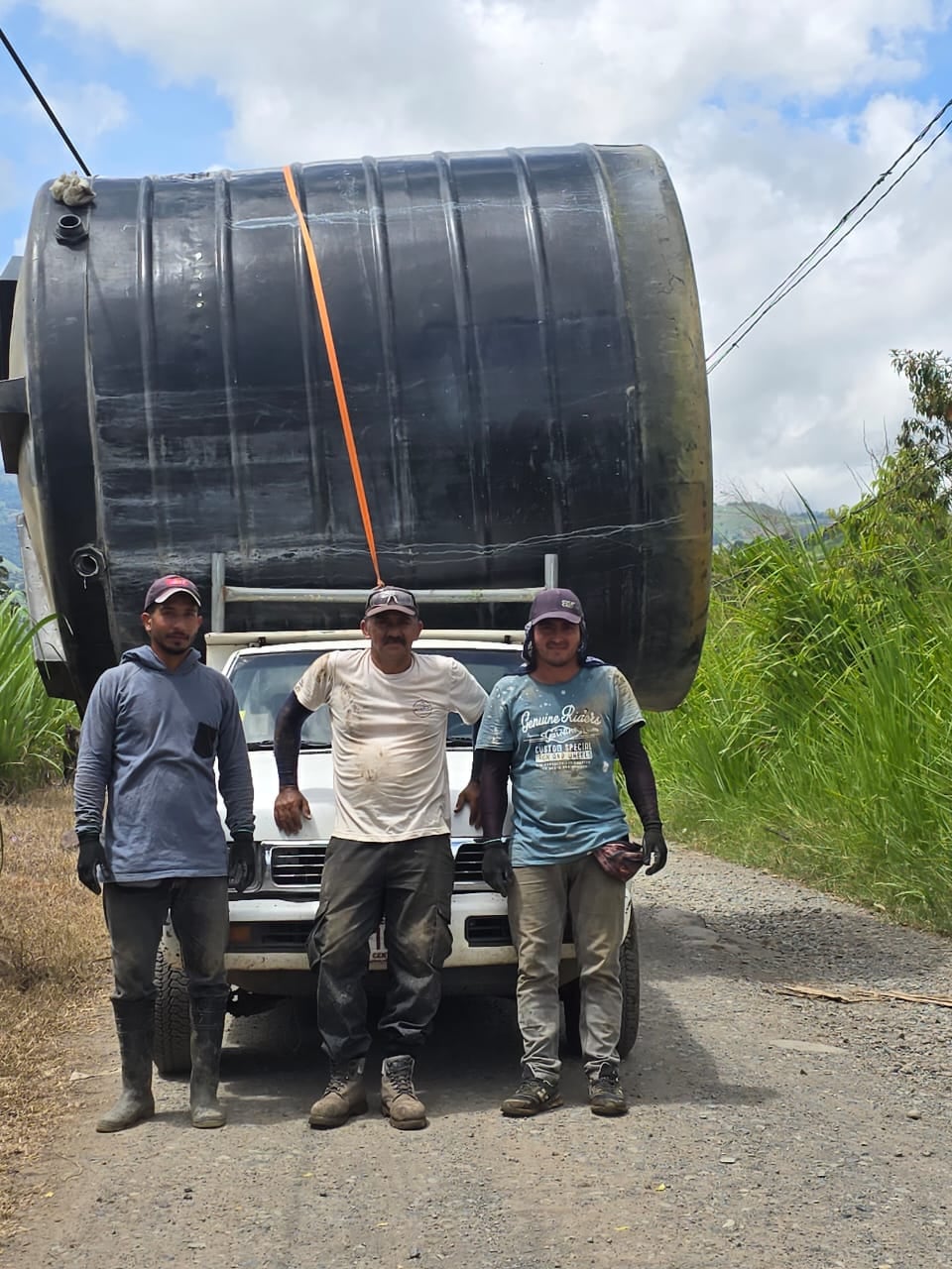 José Miguel Sandoval recorre la montaña para atender fugas de agua en Las Mesas de Paraíso.