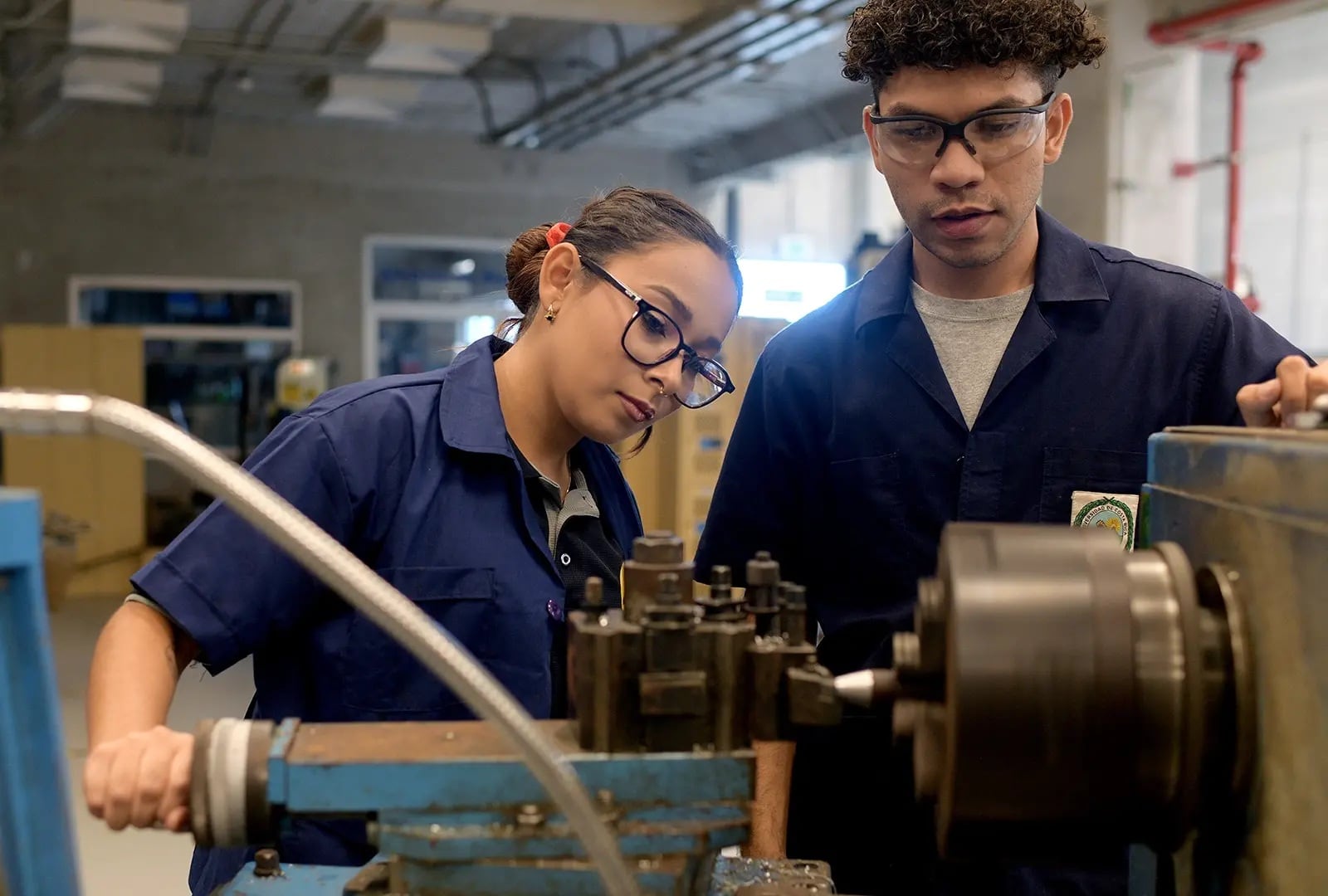 A sus 20 años, Karina Artavia Calvo ya tiene la mirada puesta en el cielo… pero no por distraída, sino porque su sueño es ver despegar un cohete hecho por manos ticas.