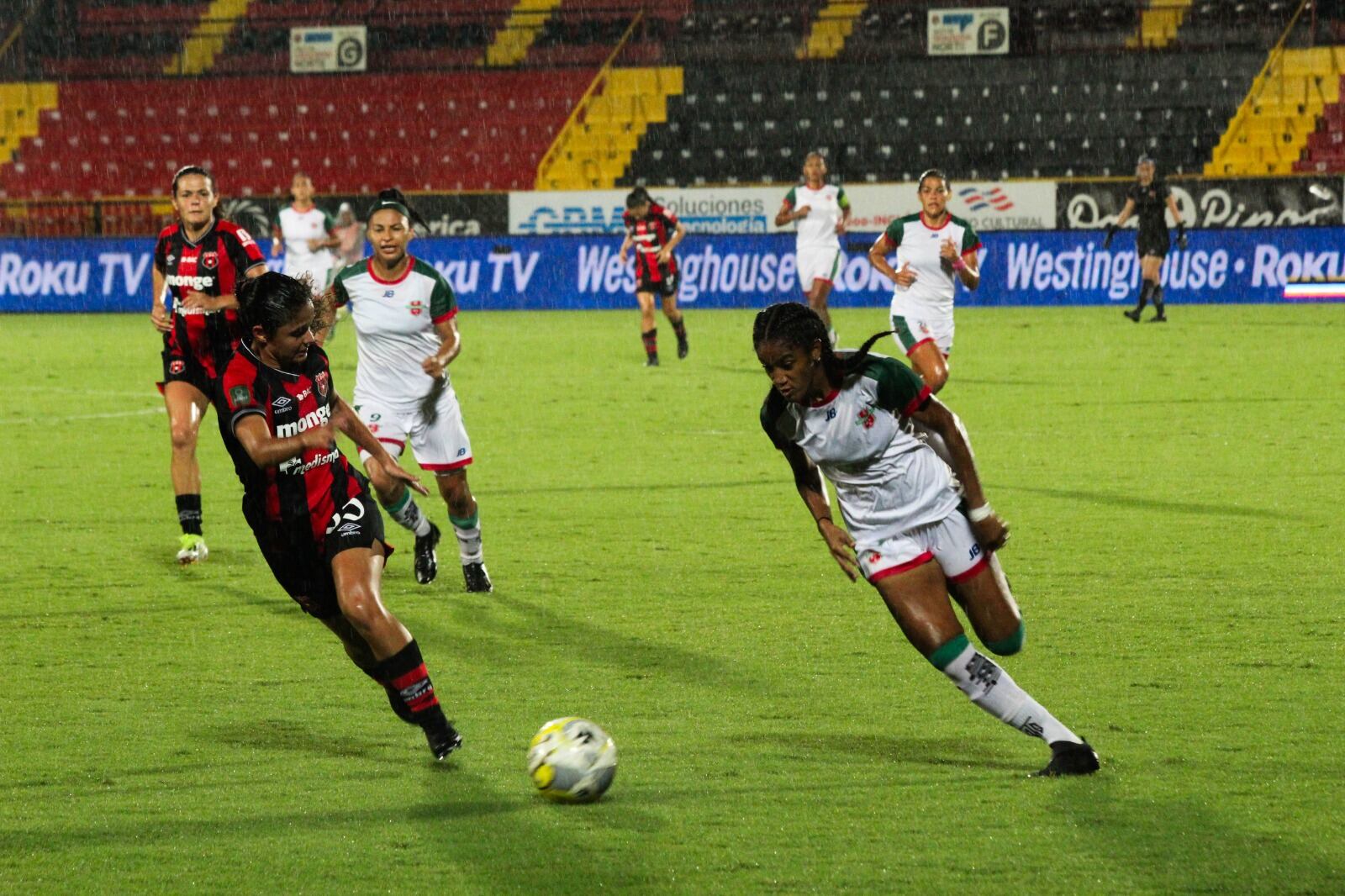 Winibian Peralta es la goleadora de Puerto Viejo y contó detalles interesantes de su vida. Cortesía.