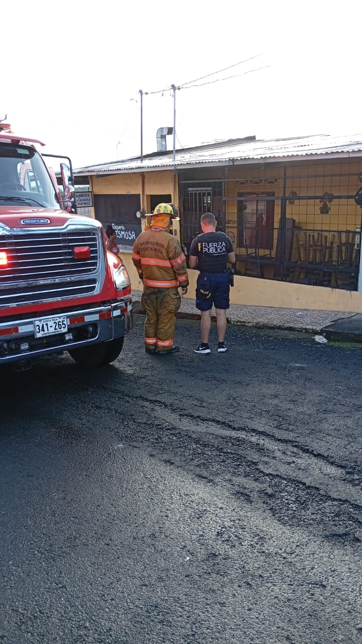 Policletos salvan a familia de morir quemada en Siquirres. Foto MSP.