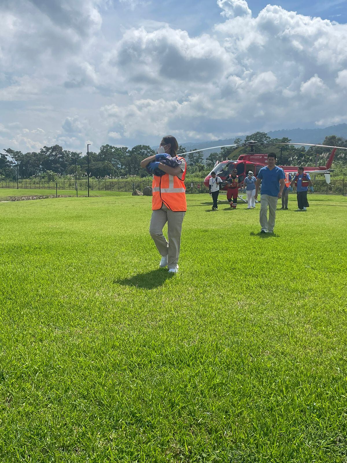 Una mujer fue trasladada en helicóptero para que la atendieran luego de que dio a luz.