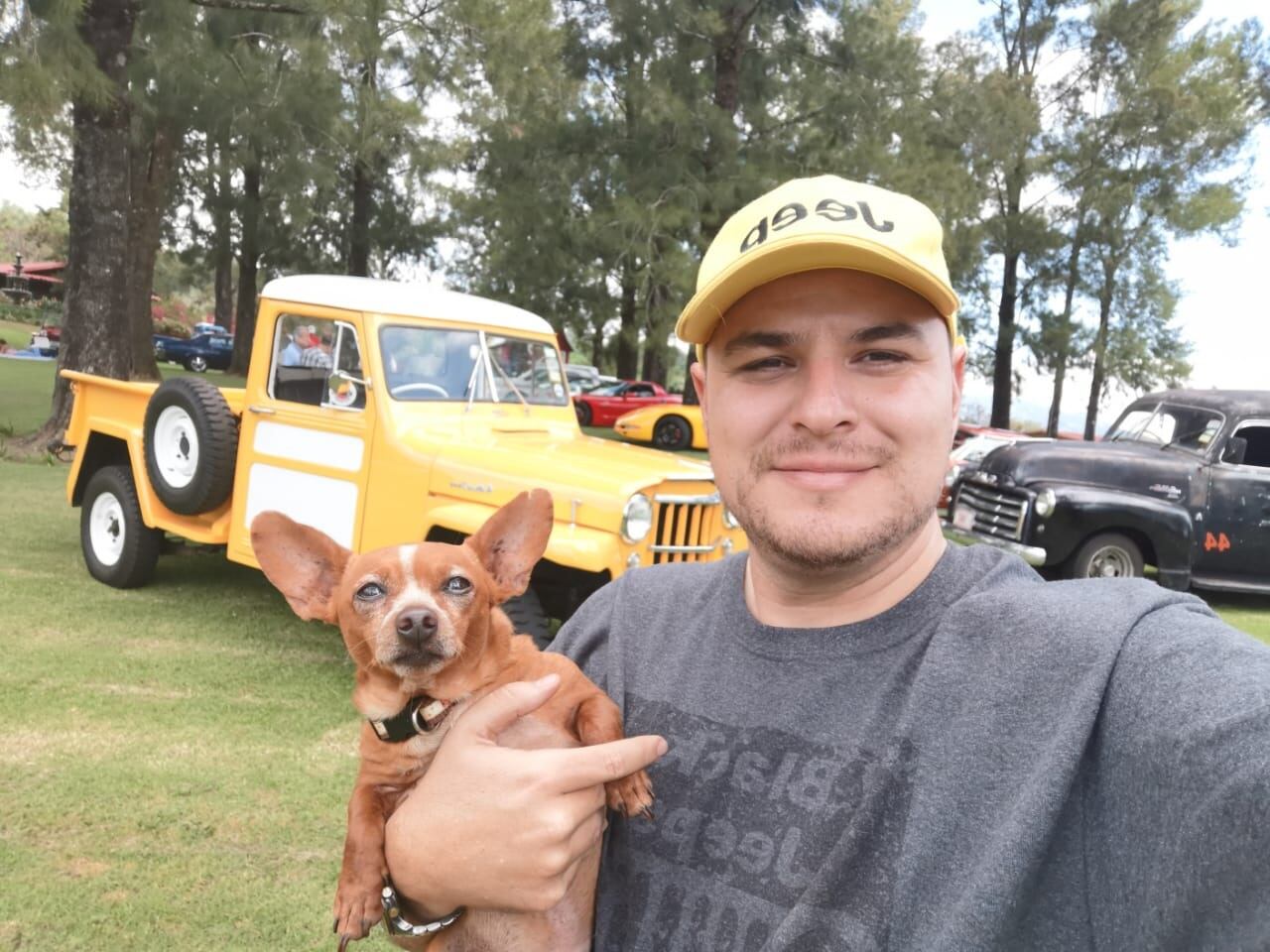 Allan está enamorado de su pollito, un jeep modelo 54. Cortesía.