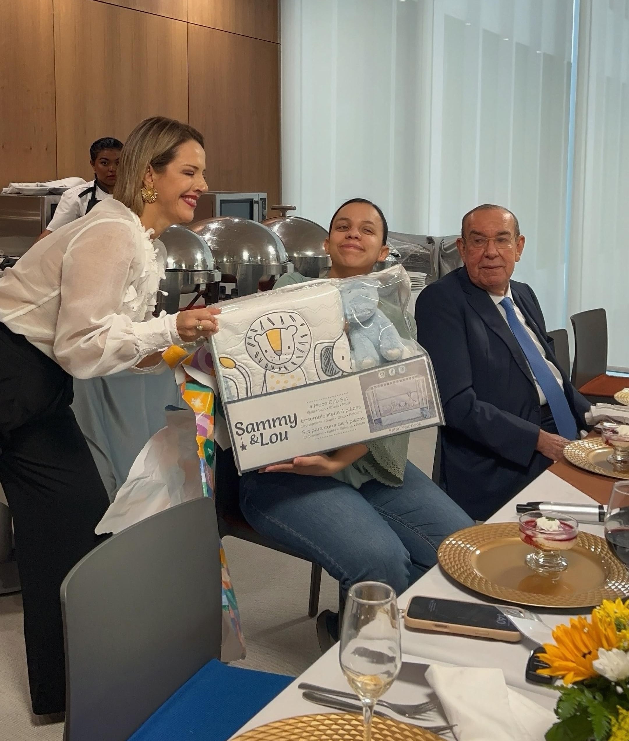 Diputados le hicieron un té de canastilla a la diputada Sofía Guillén