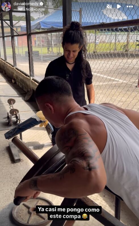 Davis Núñez, comediante y presentador de Repretel.