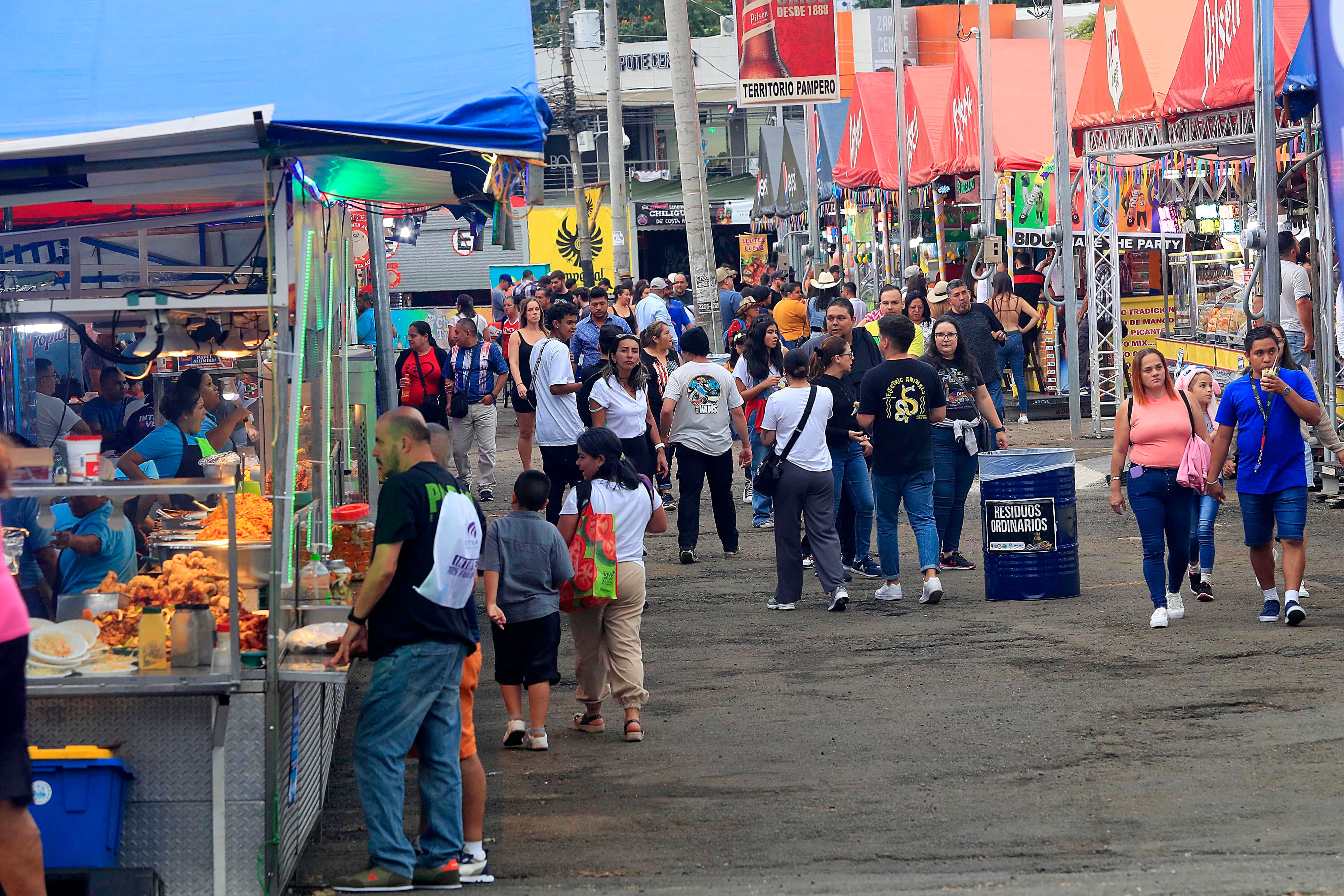 26/12/2023    Zapote. Mucho movimiento se apreció este martes, durante la tarde noche, en el campo ferial. Gran cantidad de gente disfrutó las comidas y de los juegos mecánicos.