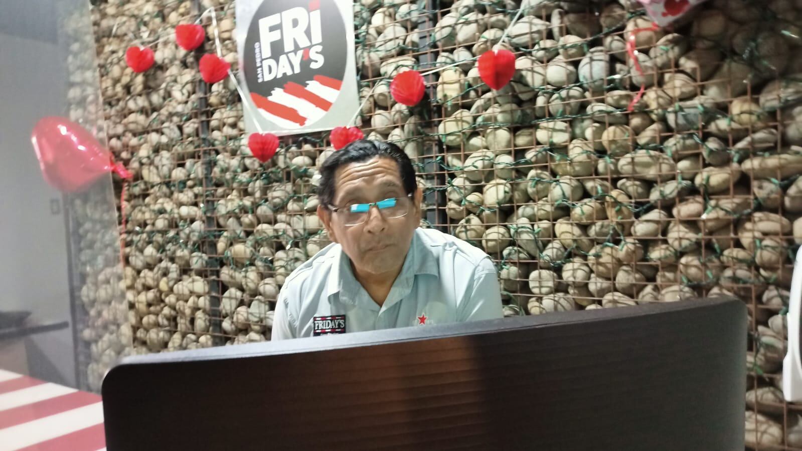 Rommel Melendez, médico nicaragüense, tiene más de dos años laborando como mesero en Costa Rica.