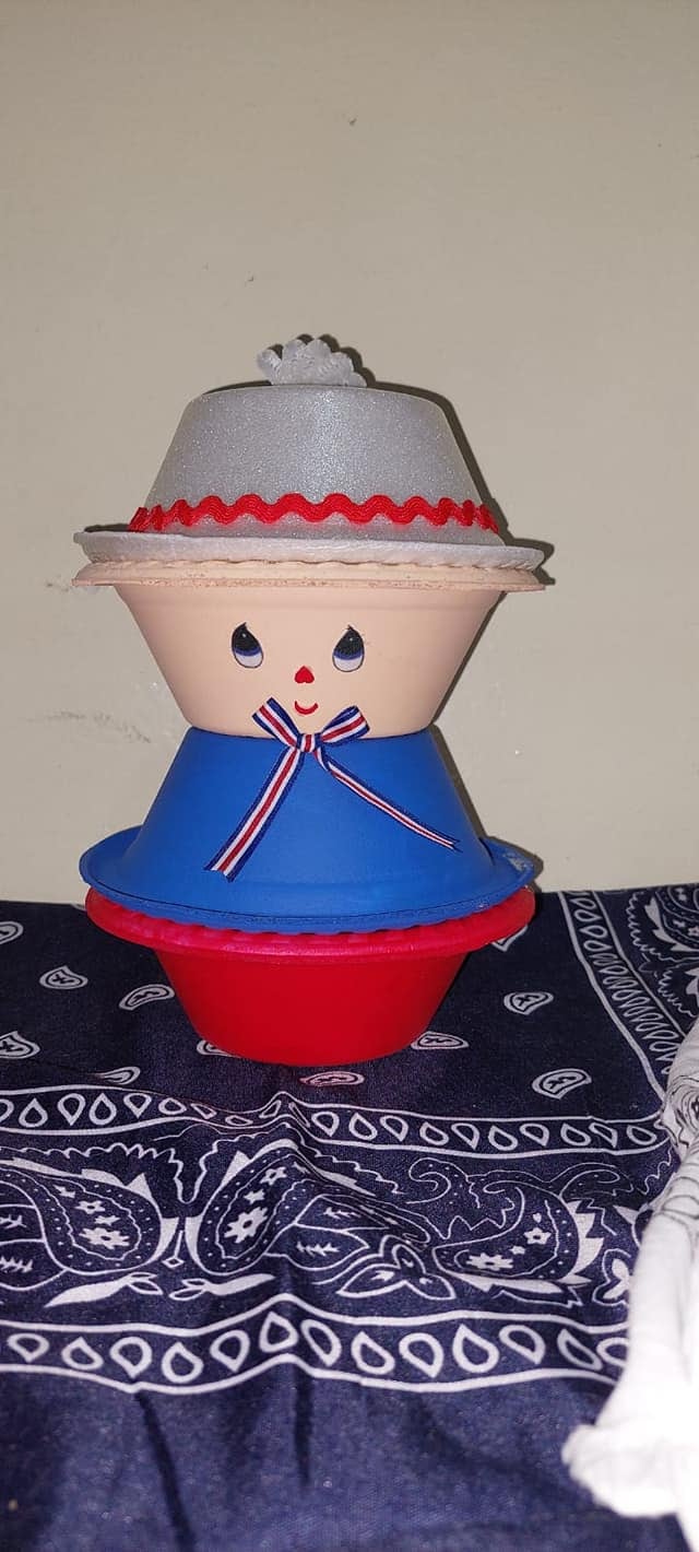 Liliana López Esquivel tiene 67 años y lleva 14 años haciendo faroles con material de reciclaje.