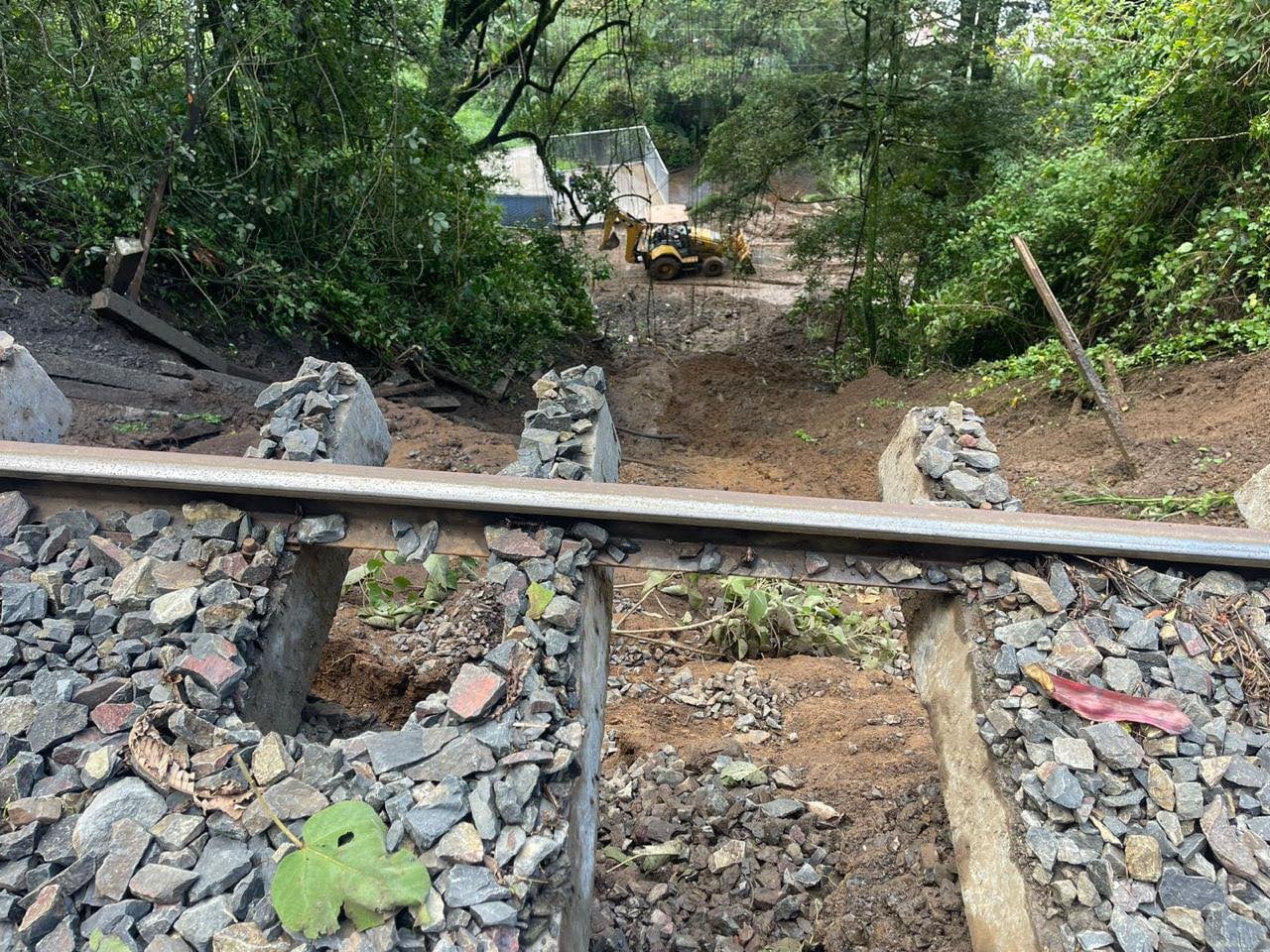 La inestabilidad del terreno por donde pasa la vía del tren impide que las locomotoras puedan brindar el servicio hasta Cartago. Foto: Incofer
