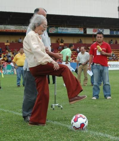 Doña Berta Ramírez Camacho, herediano, tumba, insignia herediano