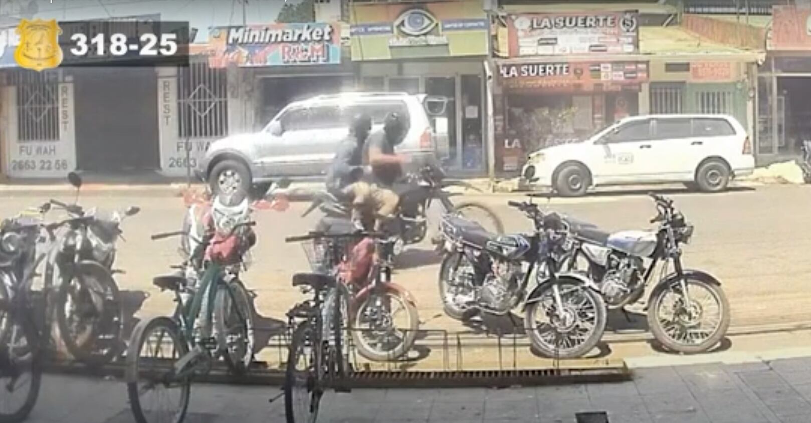 Los sospechosos fueron grabados por una cámara de seguridad.