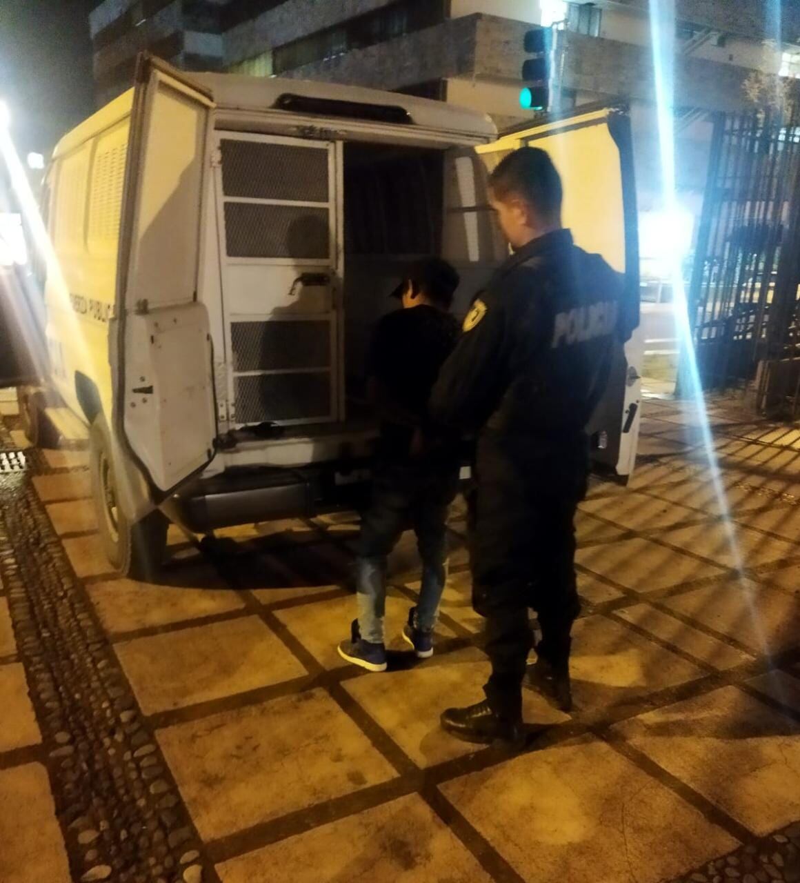 Calero fue grabado por las cámaras de seguridad de la vivienda. Foto MSP.