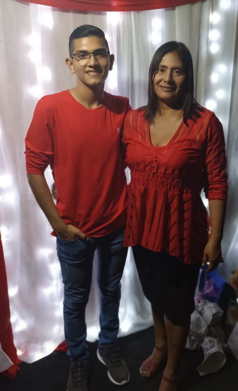 El panadero puntarenense Gerixon Calvo Carrillo, no cabe de la felicidad porque logró una de las 24 mejores notas de admisión en la Universidad de Costa Rica (UCR) para el curso lectivo 2022. En la foto, junto a su mamá, doña Jeanette Carrillo Valencia.