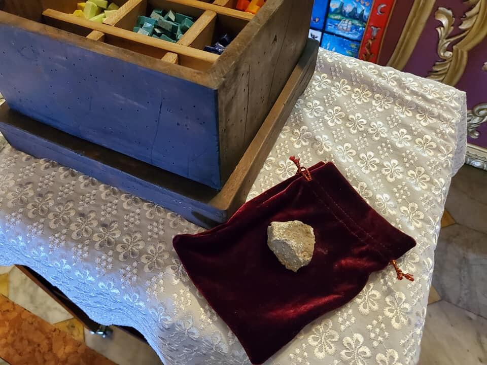 Paula Sáenz Soto es una costarricense que tiene más de 17 años de ser especialista en arte religioso y en estos momentos está realizando lo que ella considera el trabajo de su vida, un mosaico de la virgen de Los Ángeles, que será colocado en uno de los jardines del Vaticano