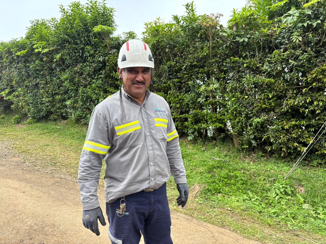 Gerardo Retana Vargas es un héroe sin capa. Él ha sacrificado 15 Navidades para que a usted no se le enfríe el tamal, ni la pierna de cerdo, incluso para que pueda ver el arbolito de Navidad bien iluminado en las fiestas.