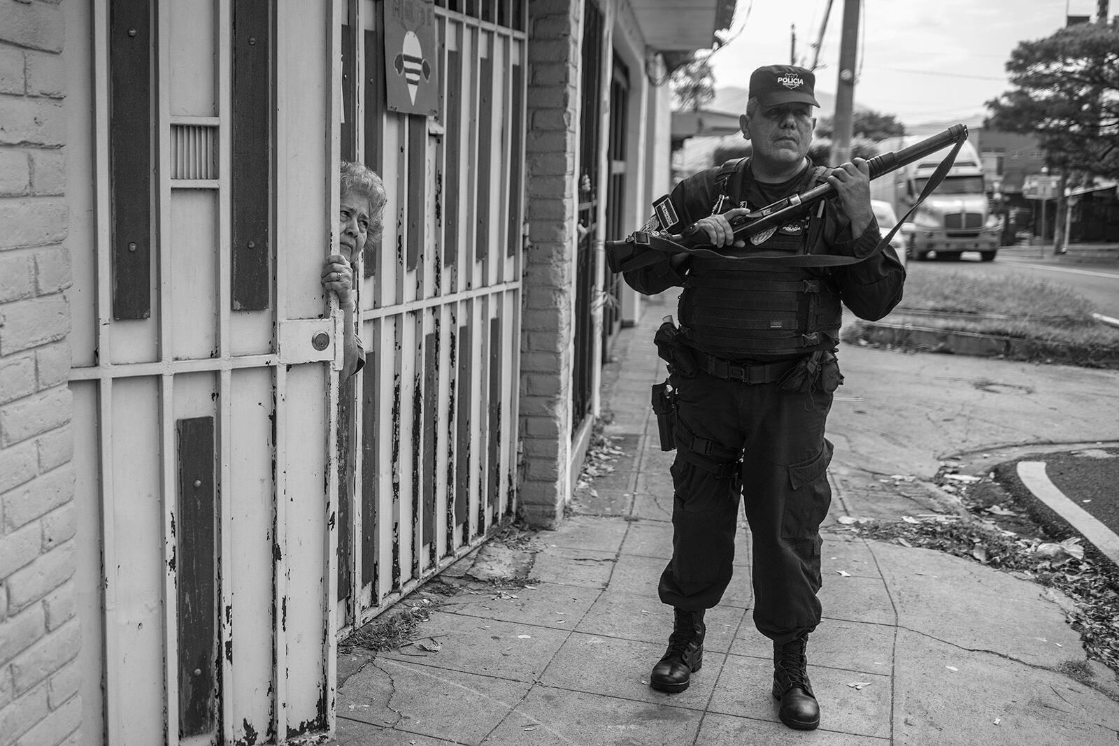 A police officer attends the demonstration of relatives of victims of the State of Exception. The police officer loaded his weapon and took a guard position. Human rights organizations have accused the El Salvador police of acting as judges and capturing thousands of innocent people. In cases documented by investigative newspapers, it was revealed that police officers captured people because they behaved nervously. USO EXCLUSIVO DE REVISTA DOMINICAL - NO REUTILIZAR