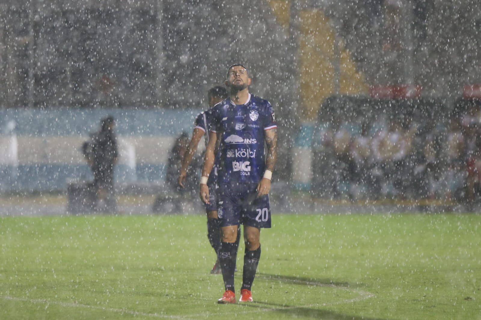 Diego Mesén se lamenta bajo el diluvio en Tegucigalpa. Cartaginés se despide de la Copa Centroamericana, pero aún tiene una oportunidad para ir a Concachampions.