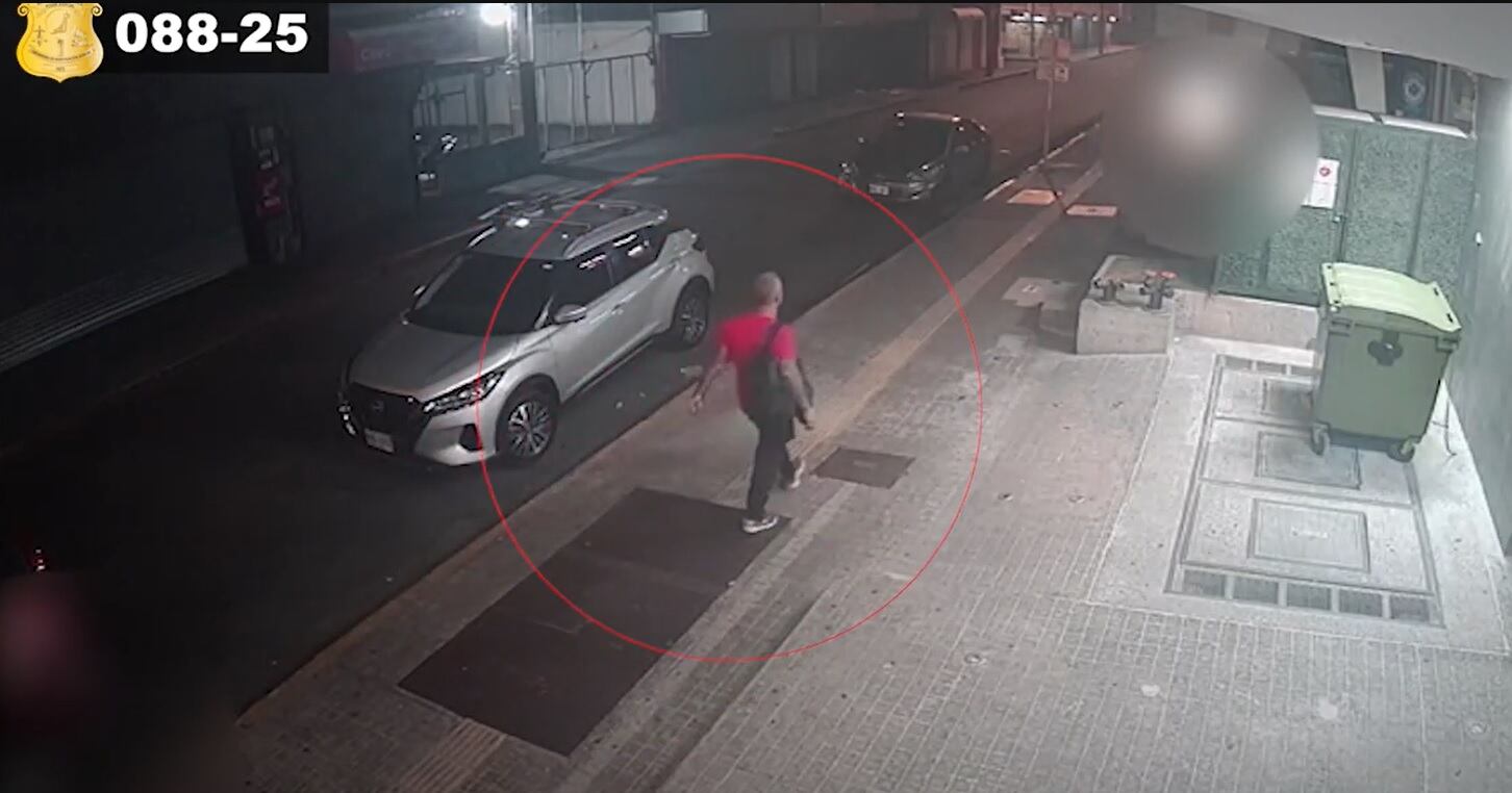 El sospechoso fue grabado por una cámara de seguridad.