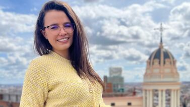 Periodista tica en Madrid nos cuenta qué salió corriendo a comprar el día que apagaron España