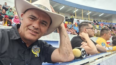 Periodista Gustavo Retana ya es un improvisado más en el redondel de Zapote