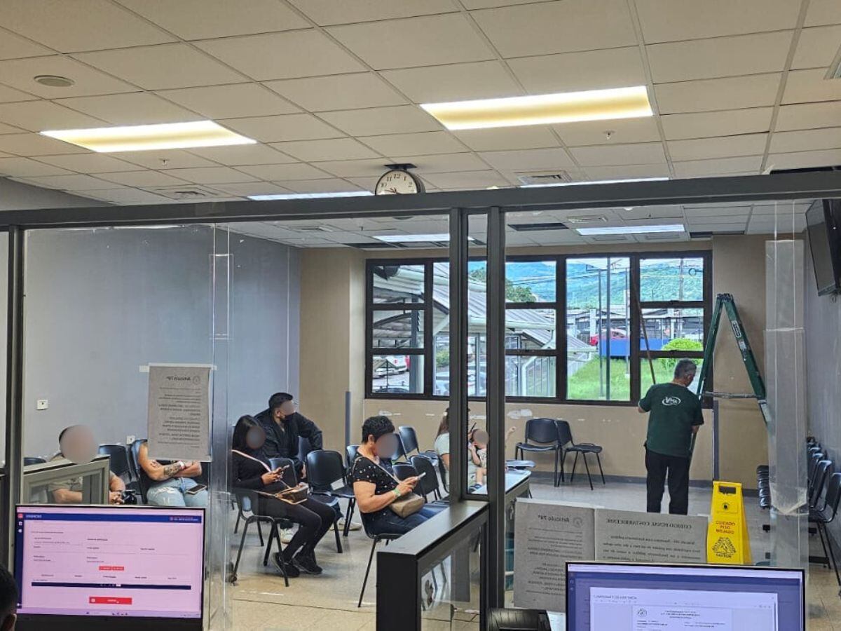 Ahí se ve tranquila, pero la sala de espera de la Marcial Fallas puede convertirse en una verdadera selva.