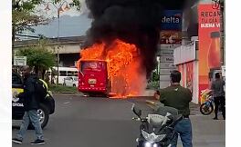 Bus alzó en llamas al frente de gasolinera en La Uruca, San José.